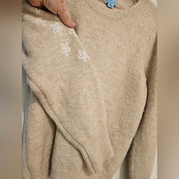 CeCe Beige Sweater with White Floral Details - Picture 5 of 6
